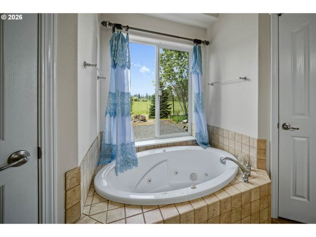 1231 Sw 3RD Ave, Mill City, OR 97360