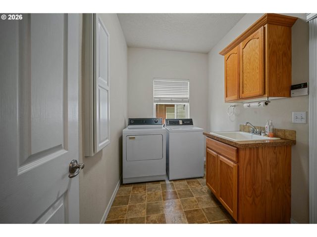 1231 Sw 3RD Ave, Mill City, OR 97360
