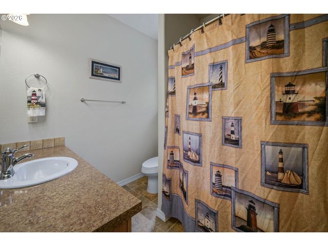 1231 Sw 3RD Ave, Mill City, OR 97360