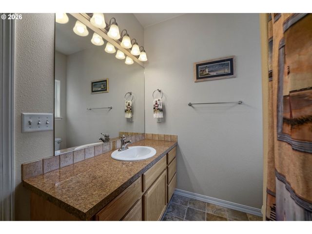 1231 Sw 3RD Ave, Mill City, OR 97360