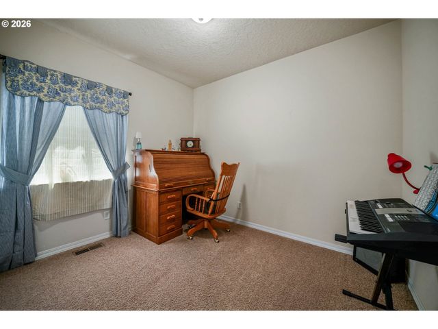 1231 Sw 3RD Ave, Mill City, OR 97360