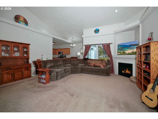 1231 Sw 3RD Ave, Mill City, OR 97360