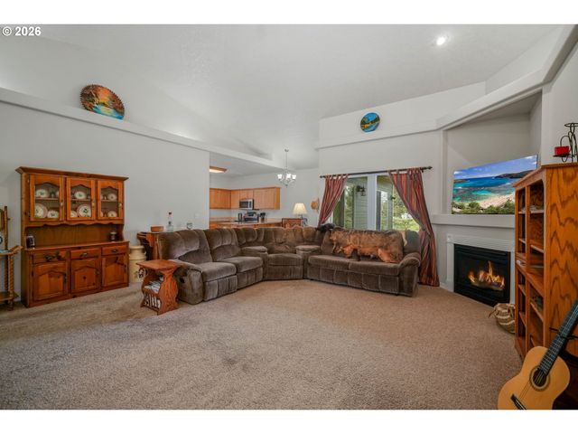 1231 Sw 3RD Ave, Mill City, OR 97360