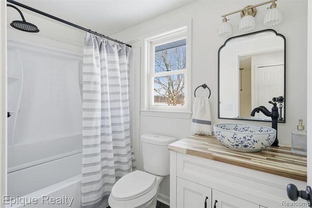 8680 Oak Hill Road, Clarkston, MI 48348