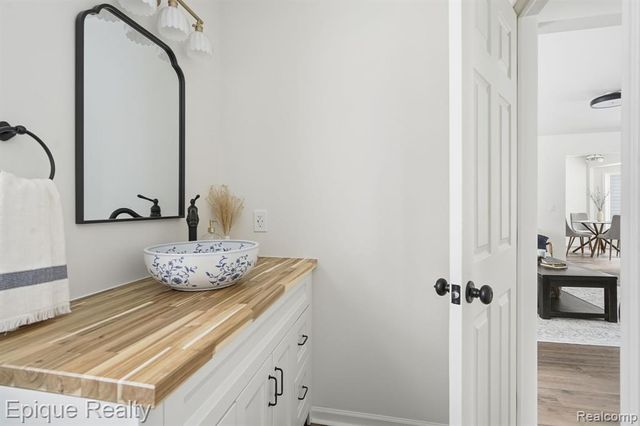 8680 Oak Hill Road, Clarkston, MI 48348