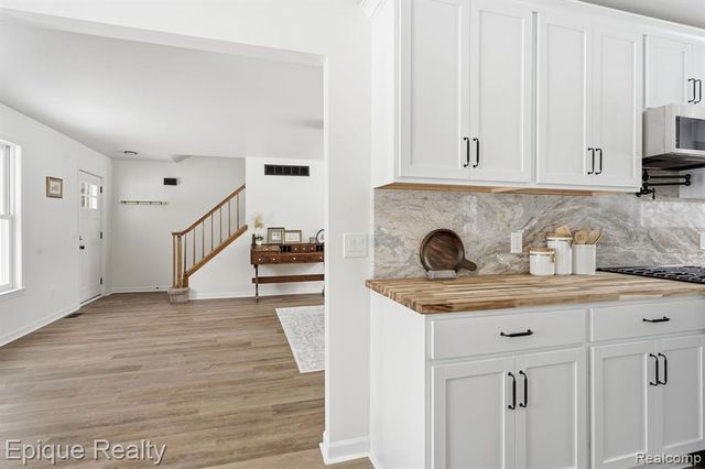 8680 Oak Hill Road, Clarkston, MI 48348