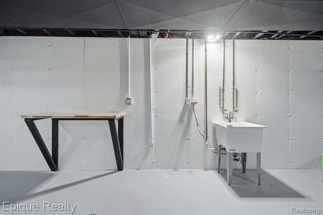 8680 Oak Hill Road, Clarkston, MI 48348