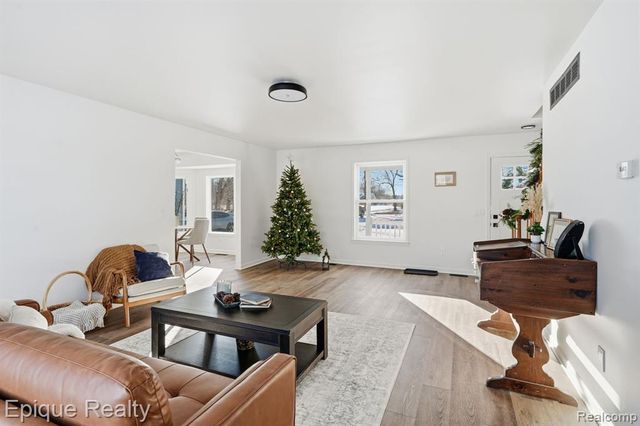 8680 Oak Hill Road, Clarkston, MI 48348