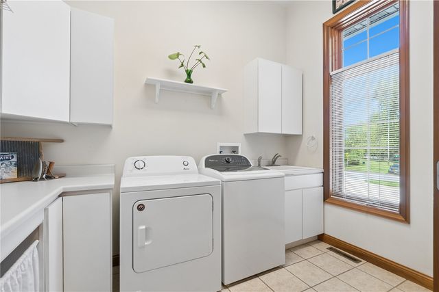 1215 34th St SE, Cedar Rapids, IA 52403