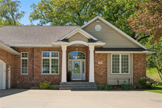 1215 34th St SE, Cedar Rapids, IA 52403