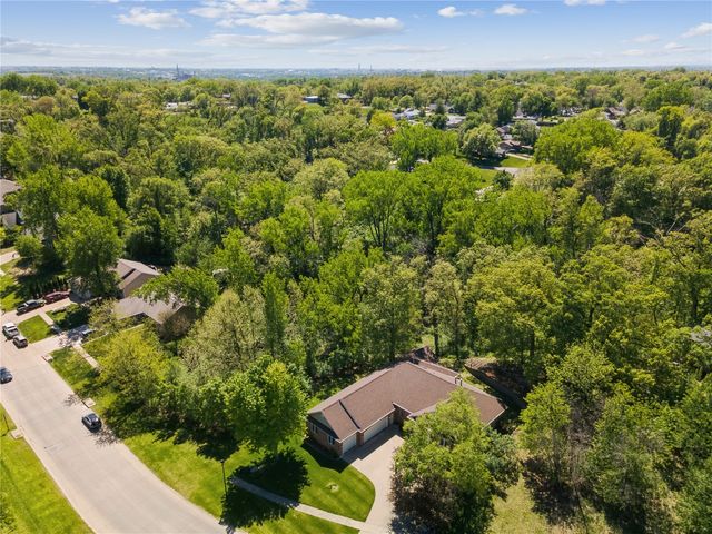 1215 34th St SE, Cedar Rapids, IA 52403