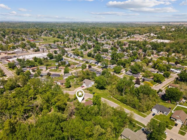 1215 34th St SE, Cedar Rapids, IA 52403