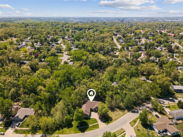 1215 34th St SE, Cedar Rapids, IA 52403