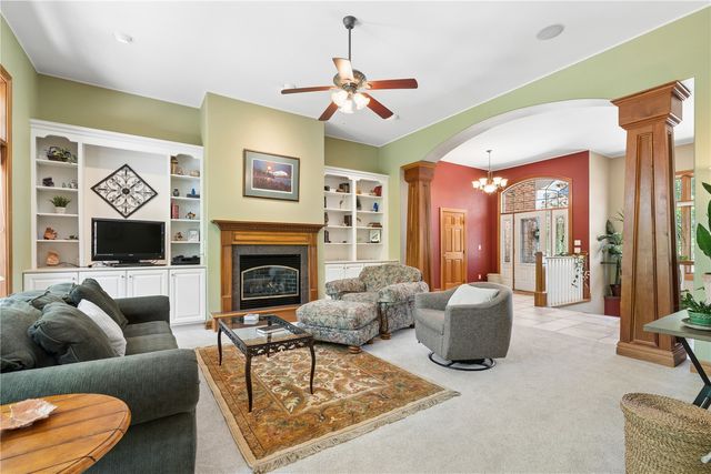 1215 34th St SE, Cedar Rapids, IA 52403