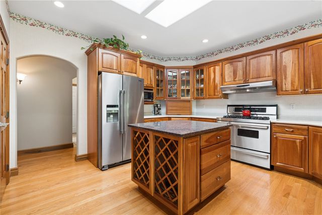 1215 34th St SE, Cedar Rapids, IA 52403