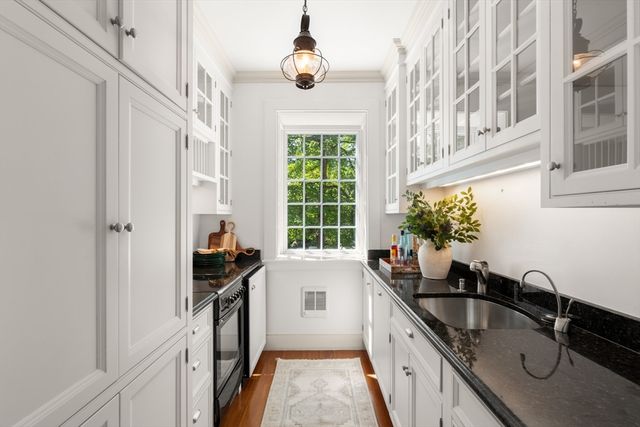 33 Chestnut St, Salem, MA 01970