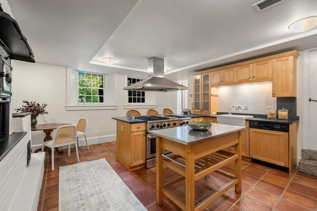 33 Chestnut St, Salem, MA 01970