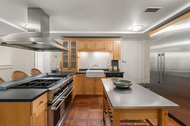 33 Chestnut St, Salem, MA 01970