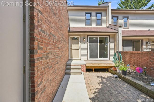 418 Willow Grove Lane, Rochester Hills, MI 48307