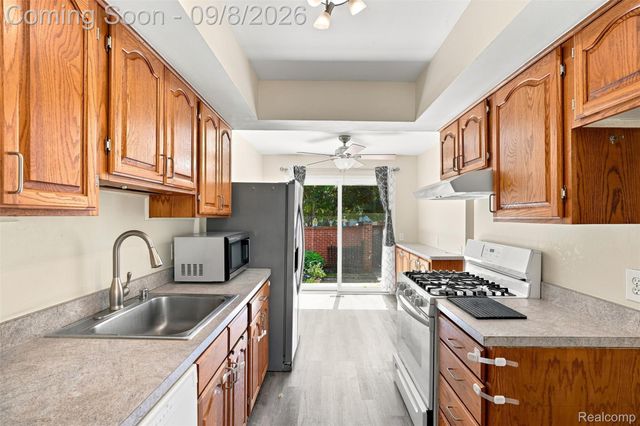 418 Willow Grove Lane, Rochester Hills, MI 48307