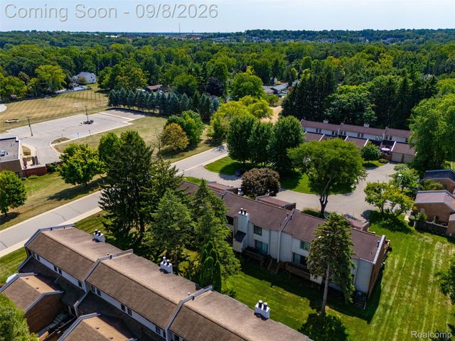 418 Willow Grove Lane, Rochester Hills, MI 48307