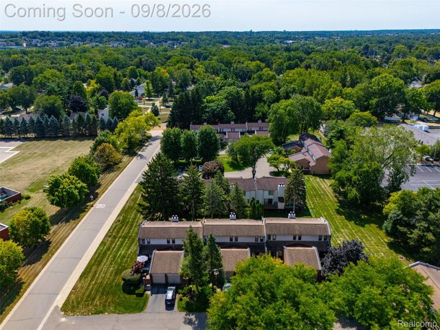418 Willow Grove Lane, Rochester Hills, MI 48307