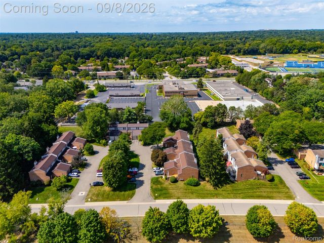 418 Willow Grove Lane, Rochester Hills, MI 48307