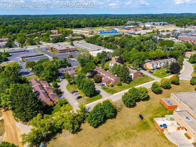 418 Willow Grove Lane, Rochester Hills, MI 48307