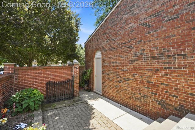 418 Willow Grove Lane, Rochester Hills, MI 48307