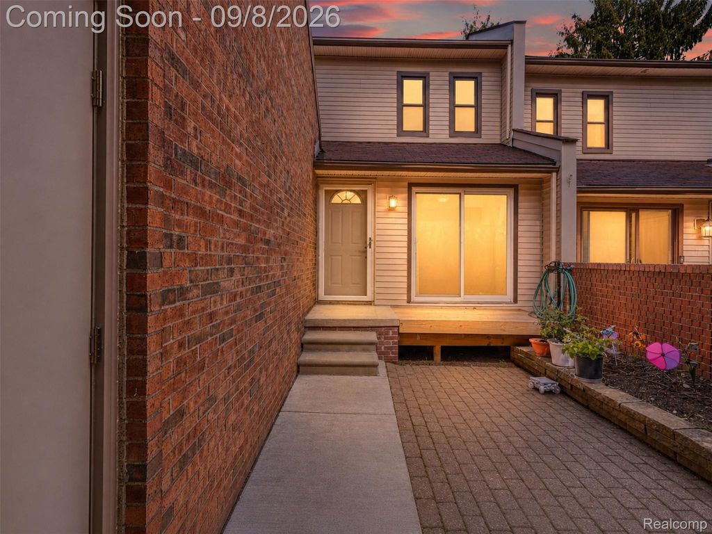 418 Willow Grove Lane, Rochester Hills, MI 48307