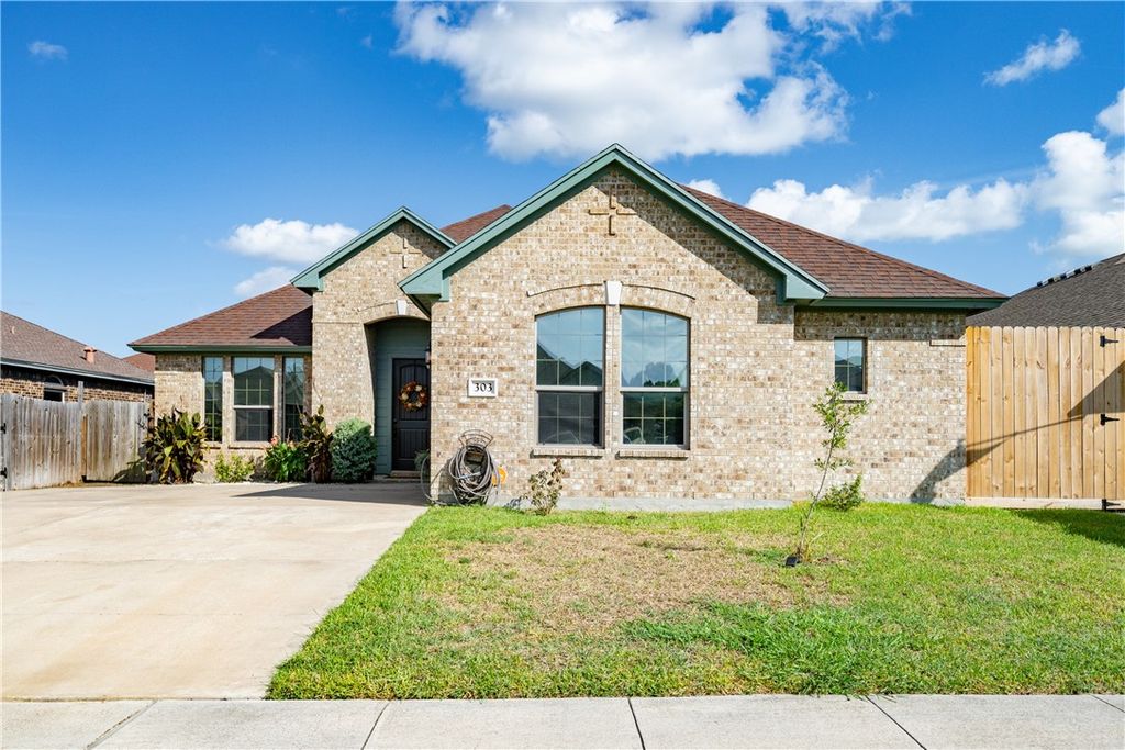 303 Pacific Dr, Portland, TX 78374
