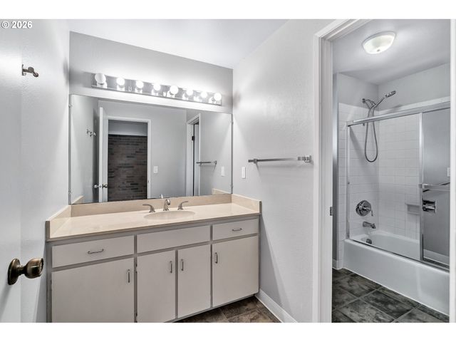 17 BRITTEN Ct, Lake Oswego, OR 97035