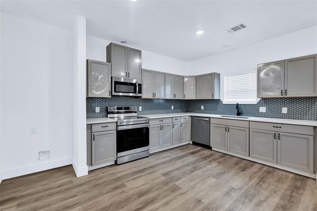 1027 W Coffin Street, Denison, TX 75020