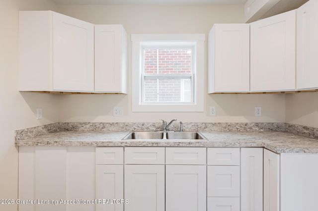 1027 Britten Avenue, Lansing, MI 48910