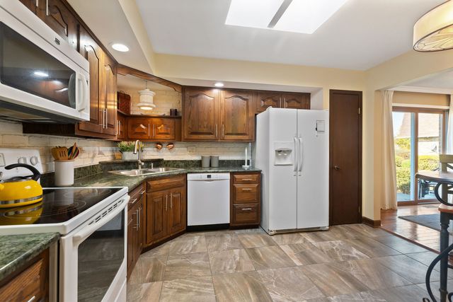 2425 El Cid Lane, Northbrook, IL 60062