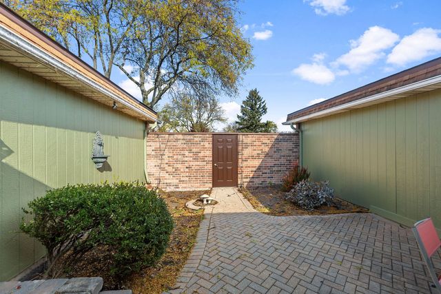 2425 El Cid Lane, Northbrook, IL 60062