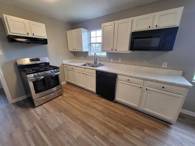 211 Peach Street, Sweeny, TX 77480