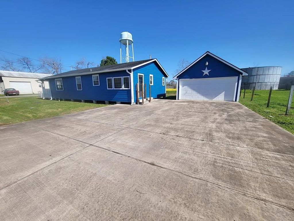 211 Peach Street, Sweeny, TX 77480