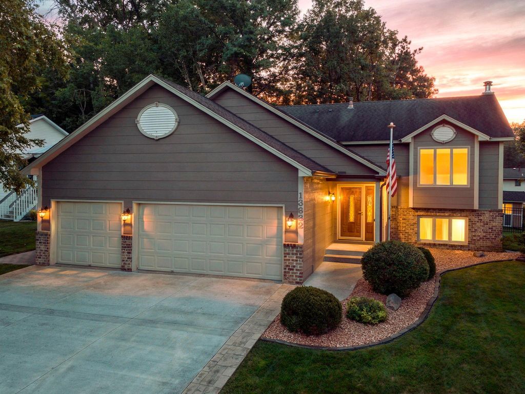 13632 Bryant Place S, Burnsville, MN 55337