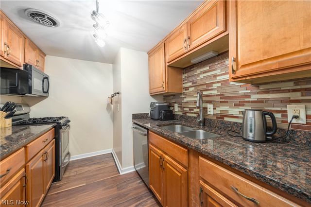 7005 Carriage Hill Drive 102, Brecksville, OH 44141
