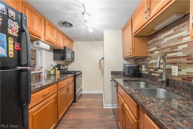7005 Carriage Hill Drive 102, Brecksville, OH 44141