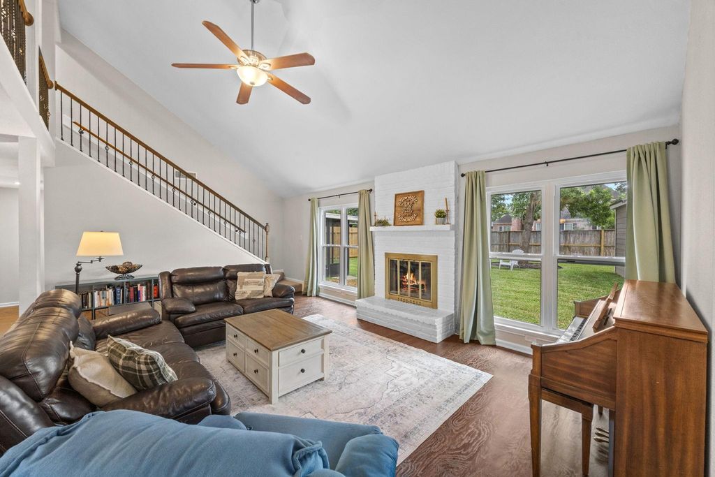 13823 Ivymount Drive, Sugar Land, TX 77498