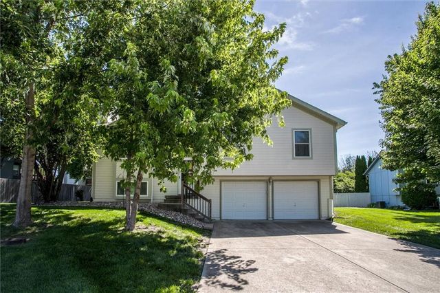 305 Pinetree Drive, Greenwood, MO 64034