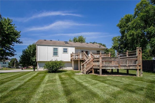 305 Pinetree Drive, Greenwood, MO 64034