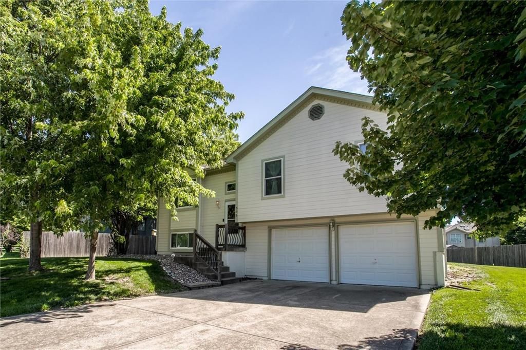 305 Pinetree Drive, Greenwood, MO 64034