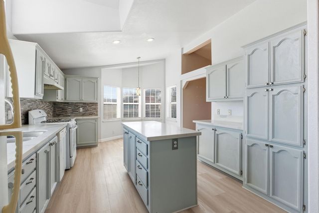 10118 Pioneer Ave, Oakdale, CA 95361