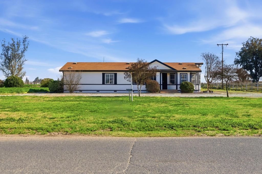 10118 Pioneer Ave, Oakdale, CA 95361