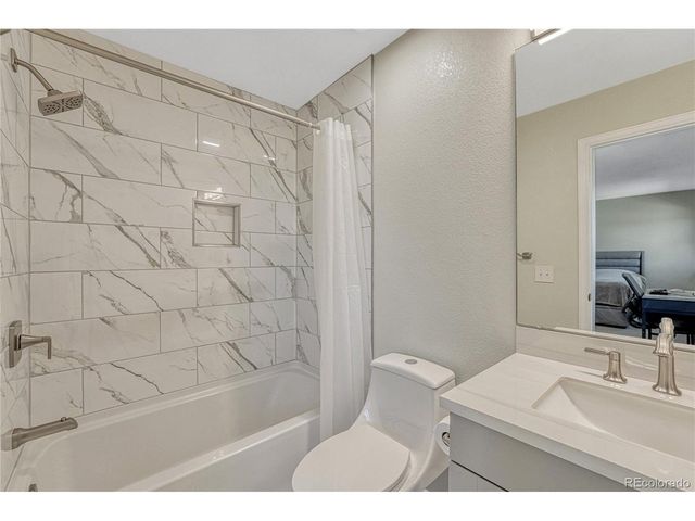 5427 S Quatar Ct, Aurora, CO 80015