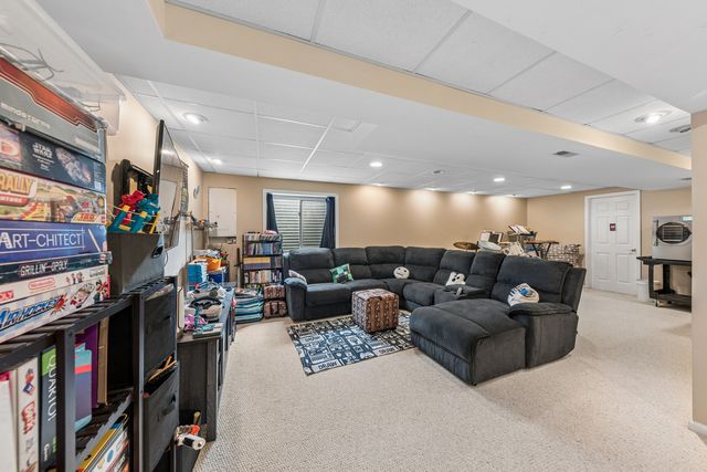 543 Sparrow Court, Lindenhurst, IL 60046