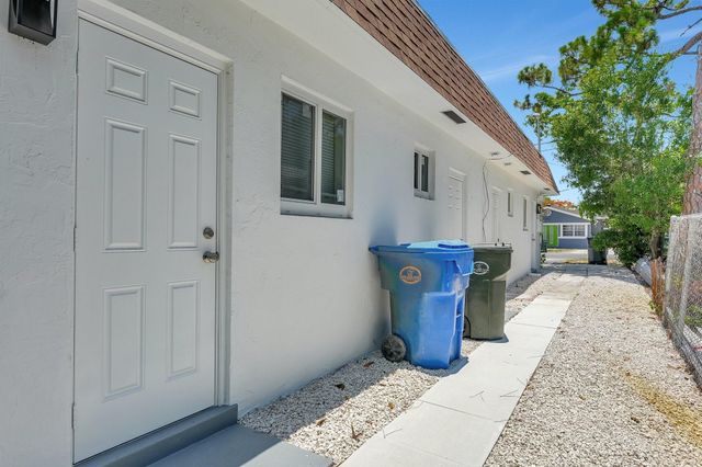 875 NE 39th St, Oakland Park, FL 33334